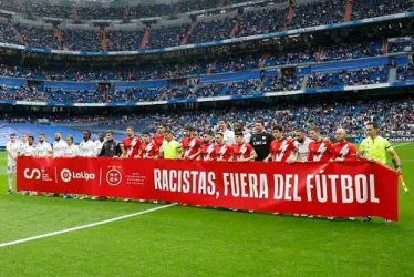 Previo al partido de La Liga entre el Rayo Vallecano y el Real Madrid, en el estadio Santiago Bernabéu de Madrid, se realizó un acto de apoyo a Vinícius Jr. con motivo de los casos de racismo ocurridos en el partido anterior ante el Valencia.