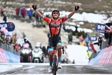 El arribo de Santiago Buitrago, del Bahrain-Victorious, a la meta de la etapa 19 del Giro, la antepenúltima de la carrera.