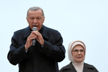 El presidente turco, Recep Tayyip Erdogan, se dirige a sus seguidores junto a su esposa Emine.
