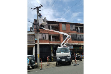 Los funcionarios del Instituto de Valorización de Manizales (Invama) dispusieron nuevas lámparas y las ubicaron a mayor altura.