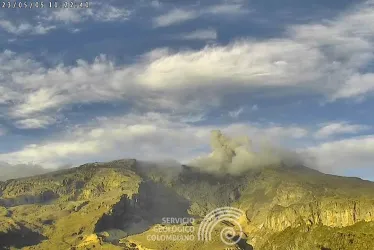 El volcán Nevado del Ruiz desde el sector cerro Piraña y río Azufrado este viernes. 
