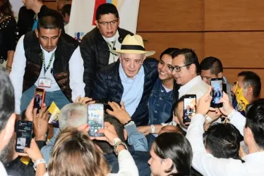 El expresidente Álvaro Uribe Vélez con sus seguidores, quienes lo abordaron en su llegada a Termales El Otoño para saludarlo y tomarse fotos. 