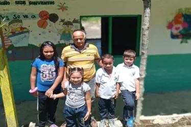 Lian, Antonia, Nikol y Emmanuel, de nuevo reciben clases en su escuela de la vereda Conventos (Belalcázar).