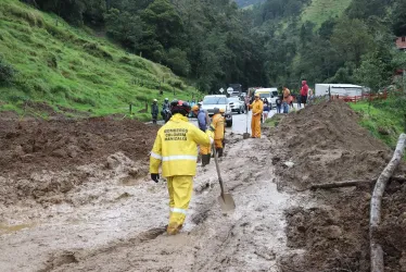 Bomberos de Manizales trabajan para habilitar la vía Manizales - Bogotá, cerrada en Sabinas. 