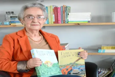 María Doralba Arias Orozco, aguadeña, escritora del libro.