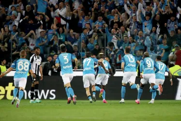 Los jugadores del Napoli celebran después de que Victor Osimhen anotó el gol del empate 1-1 durante el partido de fútbol de la Serie A italiana entre Udinese Calcio y SSC Napoli en el estadio Friuli - Dacia Arena en Údine, Italia.
