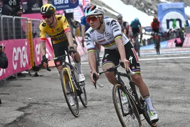 El esloveno Primoz Roglic (i) del equipo Jumbo Visma y el belga Remco Evenepoel del equipo Soudal Quick-Step en acción durante la séptima etapa de la carrera ciclista Giro de Italia 2023, de 218 km desde Capua hasta Gran Sasso, Italia.