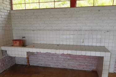 Mejoramiento de baños y de otros espacios están entre los requerimientos en la escuela de la vereda Portugal, en Belalcázar.