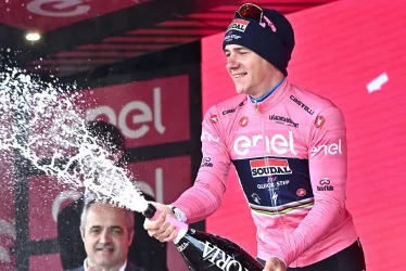 El belga Remco Evenepoel del equipo Soudal Quick-Step celebra en el podio vistiendo el maillot rosa de líder general después de ganar la novena etapa de la carrera ciclista Giro de Italia 2023, una contrarreloj individual de 35 km desde Savignano sul Rubicone hasta Cesena, Italia.
