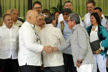 Otty Patiño (i), delegado del Gobierno Colombiano y el negociador jefe del Eln, Israel Ramírez, alias 'Pablo Beltrán' (d)