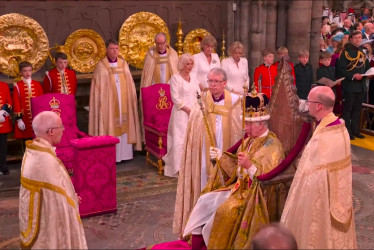 Tras coronar a Carlos como rey del Reino Unido, el arzobispo de Canterbury, Justin Welby (izquierda), coreó a viva voz el tradicional "God Save The King" y fue acompañado al unísono por toda la Abadía de Westminster.