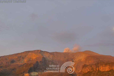 Así lucía en la mañana de este domingo, 7 de mayo, el volcán Nevado del Ruiz desde el sector del cerro Piraña y el río Azufrado.
