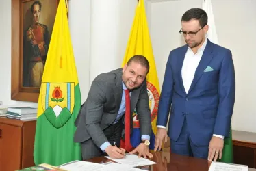 Juan Felipe Álvarez se posesionó ayer como gerente de Inficaldas ante el gobernador, Luis Carlos Velásquez.