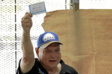 Foto | Efe | LA PATRIA  Ricardo Martinelli, acudió a votar en la mañana de ayer en un centro en Ciudad de Panamá.