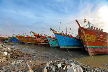 Foto | EFE | LA PATRIA Embarcaciones pesqueras atracadas en la zona costera de Jakhau, en el distrito de Kutch, este de India, ayer.