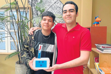Jhoan Alexánder Torres (izquierda) y Juan José Muñoz, ambos de 18 años, sostuvieron a Toothy.