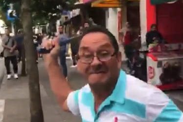 Este taxista se hizo viral la semana pasada en redes tras amenazar y agredir con un martillo a un transeúnte. Luego publicó un video pidiendo perdón y mostrando arrepentimiento.