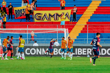 Edanyilber Navas (centro) celebra el gol con el que Monagas venció a Deportivo Pereira en el estadio Monumental de la ciudad venezolana de Maturín, por la fecha 5 de la Copa Libertadores 2023.