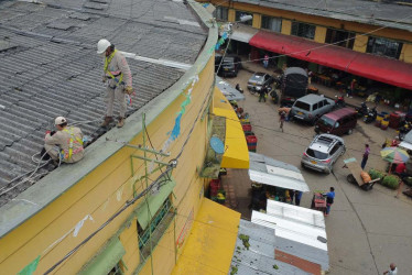 Ayer LA PATRIA encontró a dos personas reemplazando algunas tejas del techo.