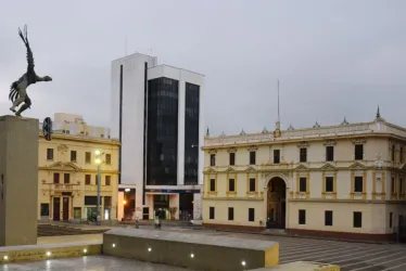 Plaza de Bolívar con la Gobernación de Caldas de fondo. 