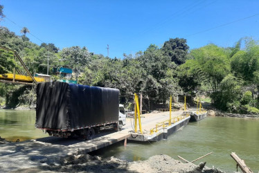 El servicio de transporte flotante estaba operando hace una semana sobre el río La Vieja.