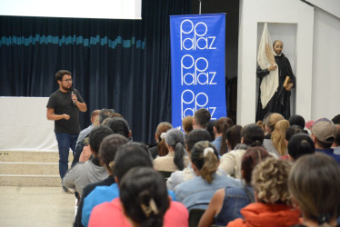 Omar David Suárez durante la conferencia sobre intimidación escolar, en la Institución Educativa San Luis Gonzaga.
