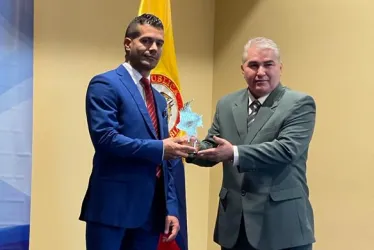 El alcalde de San José (Caldas), Cristian Camilo Alzate, recibe el premio que le otorga la Fundación para el Desarrollo de la Solidaridad y la Inclusión Social.