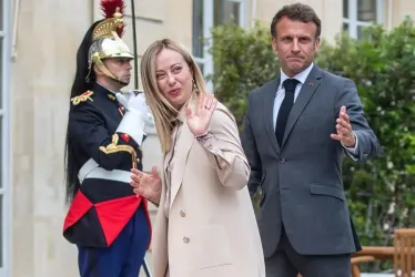 El presidente francés Emmanuel Macron da la bienvenida a la primera ministra italiana Giorgia Meloni en el Palacio de El Elíseo en París.