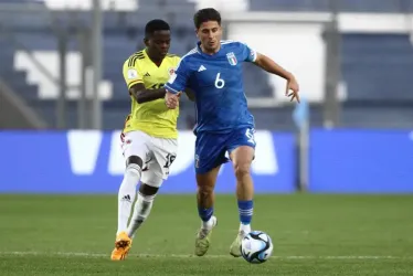 Miguel Monsalve (i) de Colombia disputa un balón con Samuel Giovane de Italia