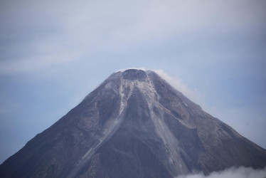El Mayón, uno de los volcanes más activos del archipiélago filipino, es también gran atractivo turístico de la zona, debido a la belleza de su forma cónica casi perfecta.