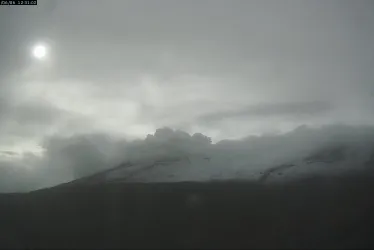 El volcán Nevado del Ruiz este martes desde el cráter La Olleta. 