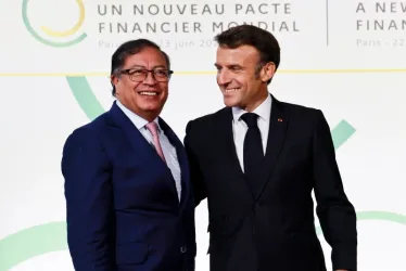 Foto | EFE | LA PATRIA  El presidente francés Emmanuel Macron (derecha) y el presidente colombiano Gustavo Petro posan para una fotografía cuando llegan al Palais Brogniart para la Cumbre del Nuevo Pacto Financiero Global en París, Francia.