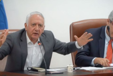 Guillermo Alfonso Jaramillo, ministro de Salud y Protección Social (izquierda), al lado del ministro del Interior, Luis Fernando Velasco.