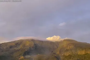 El volcán Nevado del Ruiz ayer visto desde el sector del cerro Piraña y el cañón del río Azufrado. 