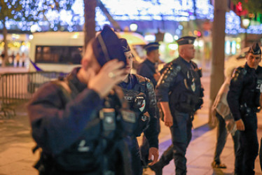 Policías municipales aseguraban en la madrugada de ayer la zona frente al Arco del Triunfo ante el temor de otra noche de enfrentamientos con manifestantes en París.