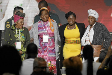 La vicepresidenta de la República, Francia Márquez (tercera de izquierda a derecha), posa junto a las lideresas Zully Murillo (primera), Ana Granja (segunda) y Concepción Hernández, durante el Encuentro internacional de mujeres afrodescendientes.