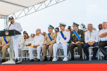 El presidente de Colombia, Gustavo Petro (i), habla durante el desfile militar para conmemorar el Día de la Independencia hoy, en San Andrés.