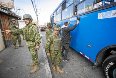 Militares ecuatorianos realizan control de armas y estupefacientes.