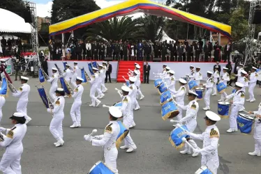 Militares desfilan durante los actos de conmemoración de los 213 años de la Independencia de Colombia, hoy en Bogotá. El país celebra los 213 años de su independencia, proclamada en 1810.