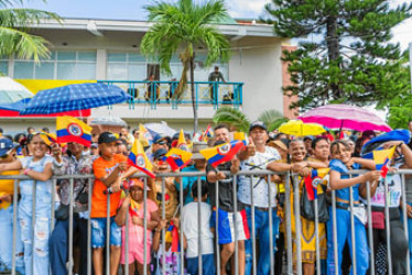 Varias personas asistieron al desfile militar para conmemorar los 213 años de Independencia en San Andrés.