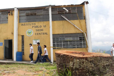 La comunidad educativa del colegio Pablo VI, en el barrio El Bosque de Manizales, indica que el colapso de un árbol perjudicó la infraestructura del centro educativo. 