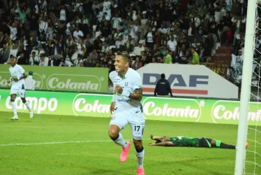 Dayro Moreno vence a Kevin Mier e inicia la celebración del gol para el Once Caldas. Al minuto le empató Nacional. En medio de la fiesta futbolera, el local dejó escapar dos puntos.
