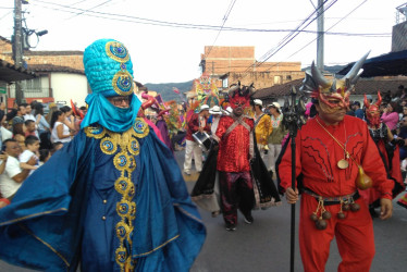 Las cuadrillas del Carnaval de Riosucio que estuvieron presentes en El Carmen de Viboral (Antioquia).