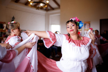 La agrupación de danza Cumbre, folclor y café estará acompañando las actividades del Festival Teatral.