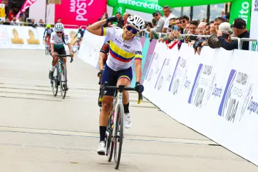 La manizaleña Diana Carolina Peñuela, quien corre con la camiseta que la identifica como campeona nacional de ruta, celebra su victoria en la primera etapa de la Vuelta a Colombia Femenina. 