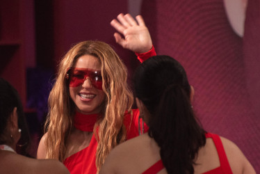 Shakira saluda a su llegada al Media Center de los Premios Juventud, en el Coliseo de Puerto Rico, en San Juan (Puerto Rico). 