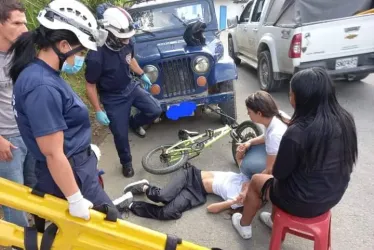 Dos lesionados en choque de una bicicleta y un campero en la vía Salamina - La Merced