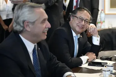 El presidente de Argentina, Alberto Fernández (i), junto al presidente de Colombia, Gustavo Petro, este martes en Bruselas (Bélgica). 