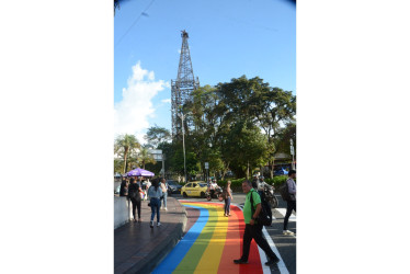 En el sector de El Cable, a un costado de CAI de la Policía, pintaron esta semana el arcoíris de la bandera LGBTI.