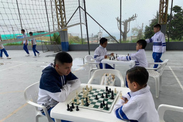 En la cancha del Instituto Chipre los estudiantes demostraron sus habilidades en ajedrez.